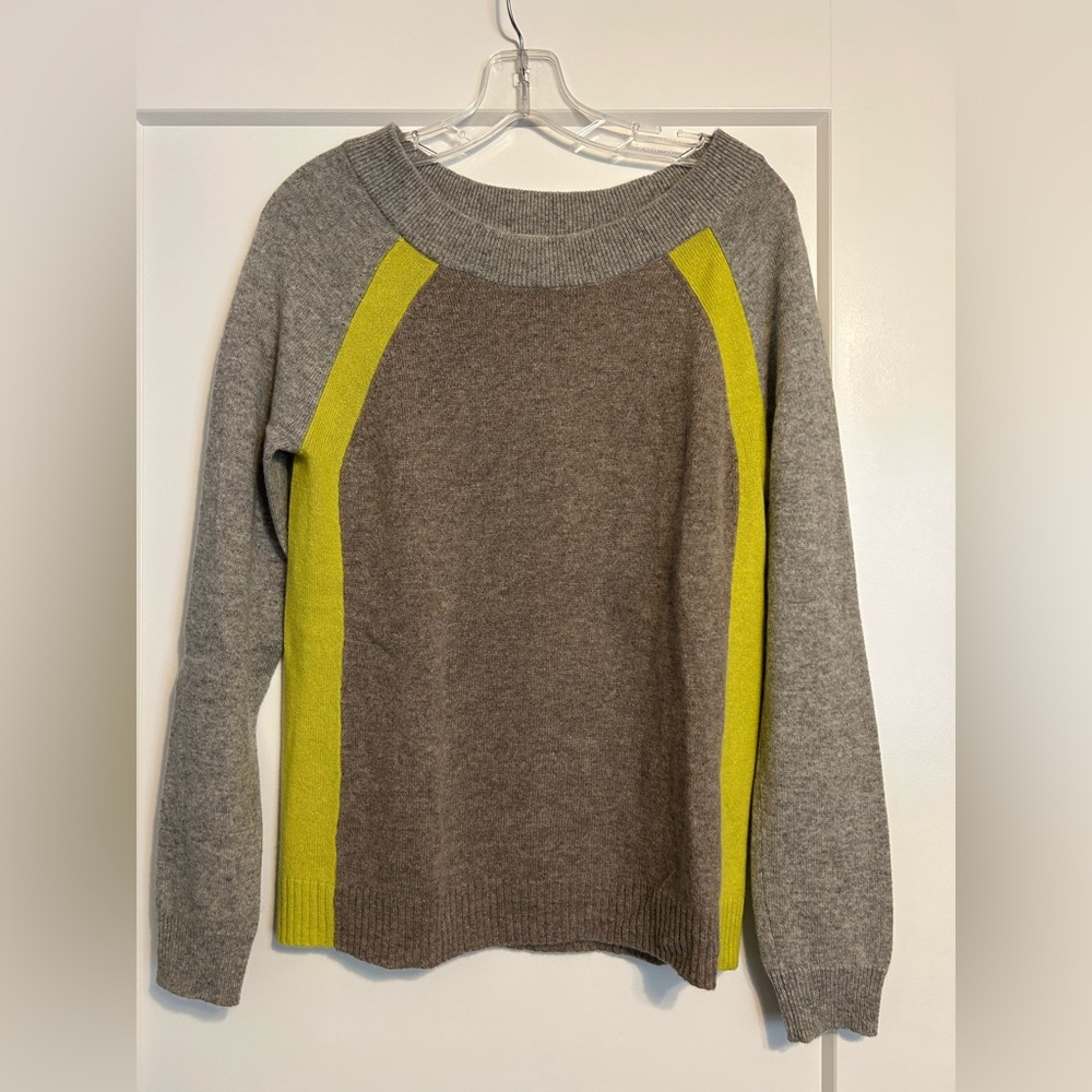 White + Warren cashmere scoop neck long sleeve sweater. 100% cashmere. Small EUC